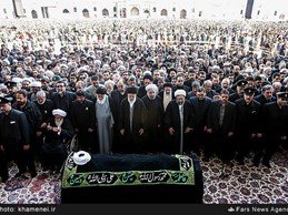مقام معظم رهبري ونکته اي درس آموز از اقامه نماز ايشان برپيکر آيت الله واعظ طبسي